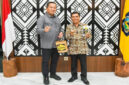 Gubernur NTB, Lalu Muhamad Iqbal (kiri) pose bersama Sekretaris ASKI NTB, HM Huzaini Areka (kanan).