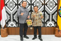 Gubernur NTB, Lalu Muhamad Iqbal (kiri) pose bersama Sekretaris ASKI NTB, HM Huzaini Areka (kanan).