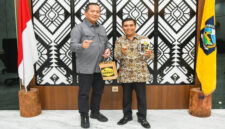 Gubernur NTB, Lalu Muhamad Iqbal (kiri) pose bersama Sekretaris ASKI NTB, HM Huzaini Areka (kanan).