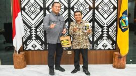Gubernur NTB, Lalu Muhamad Iqbal (kiri) pose bersama Sekretaris ASKI NTB, HM Huzaini Areka (kanan).