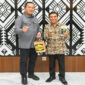 Gubernur NTB, Lalu Muhamad Iqbal (kiri) pose bersama Sekretaris ASKI NTB, HM Huzaini Areka (kanan).