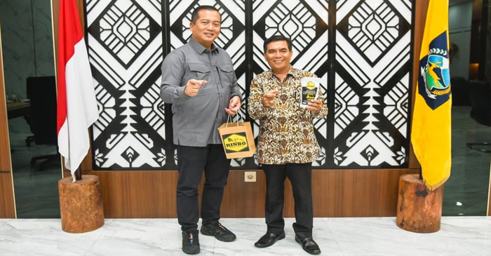 Gubernur NTB, Lalu Muhamad Iqbal (kiri) pose bersama Sekretaris ASKI NTB, HM Huzaini Areka (kanan).