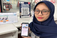 Salah seorang konsumen saat menunjukkan Aplikasi MotorkuX.