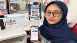 Salah seorang konsumen saat menunjukkan Aplikasi MotorkuX.