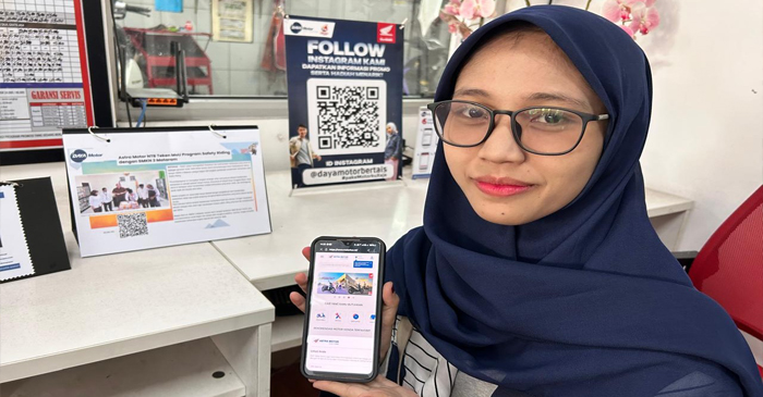 Salah seorang konsumen saat menunjukkan Aplikasi MotorkuX.