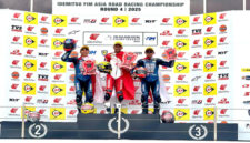 Arbi dan Adenanta menguasai podium tertinggi pada ajang balap Asia Road Racing Championship (ARRC) 2025 seri Mandalika.