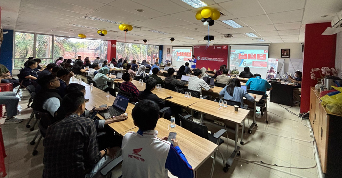 Instruktur Safety Riding Astra motor NTB, Satria Wiman Jaya saat memberikan edukasi pentingnya meningkatkan kesadaran keselamatan di jalan, terutama bagi pengguna sepeda motor.