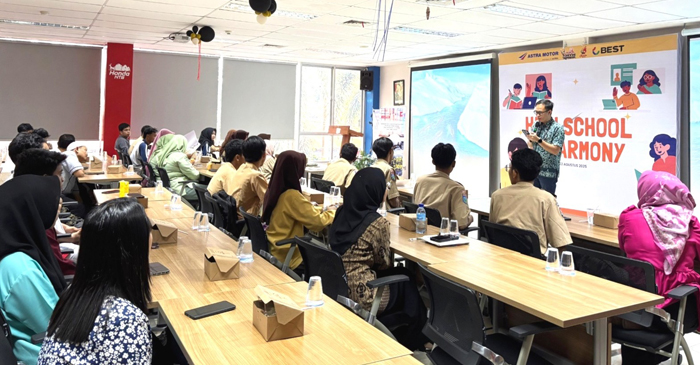Melalui program bertajuk “High School in Harmony”, Astra Motor NTB memberikan wadah bagi siswa/siswi SMA dan SMK se-Pulau Lombok serta luar Lombok untuk mengenal lebih dekat dunia industri.