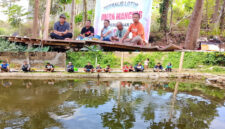 Para Jurnalis Lombok Timur dari berbagai media saat menggelar kegiatan Lomba Mancing.