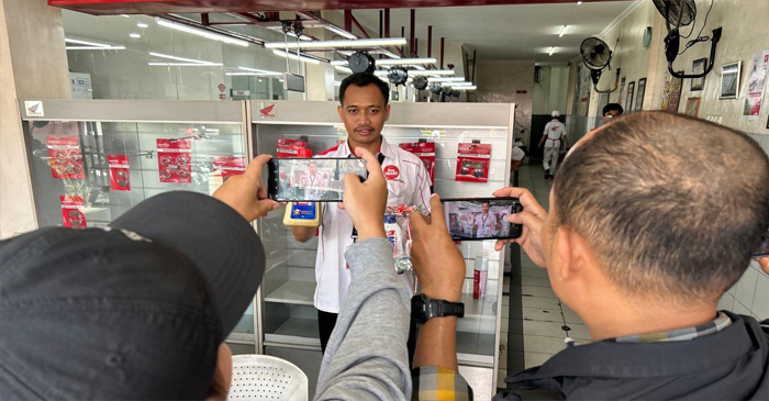 Jangan tergoda harga murah yang justru bisa merusak motor Anda dan membahayakan nyawa. Jadi, hanya dengan menggunakan Honda Genuine Parts, kualitas dan keamanan kendaraan Anda terjamin.