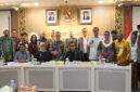 Suasana pose bersama usai Rapat Dengar Pendapat Umum (RDPU), di Gedung DPD RI, Kompleks Parlemen Senayan Jakarta, Rabu (27/8/2025).