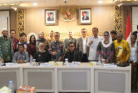 Suasana pose bersama usai Rapat Dengar Pendapat Umum (RDPU), di Gedung DPD RI, Kompleks Parlemen Senayan Jakarta, Rabu (27/8/2025).