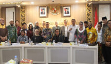 Suasana pose bersama usai Rapat Dengar Pendapat Umum (RDPU), di Gedung DPD RI, Kompleks Parlemen Senayan Jakarta, Rabu (27/8/2025).
