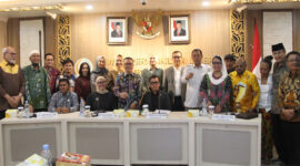 Suasana pose bersama usai Rapat Dengar Pendapat Umum (RDPU), di Gedung DPD RI, Kompleks Parlemen Senayan Jakarta, Rabu (27/8/2025).