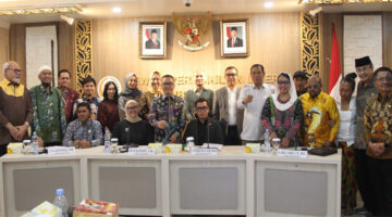 Suasana pose bersama usai Rapat Dengar Pendapat Umum (RDPU), di Gedung DPD RI, Kompleks Parlemen Senayan Jakarta, Rabu (27/8/2025).