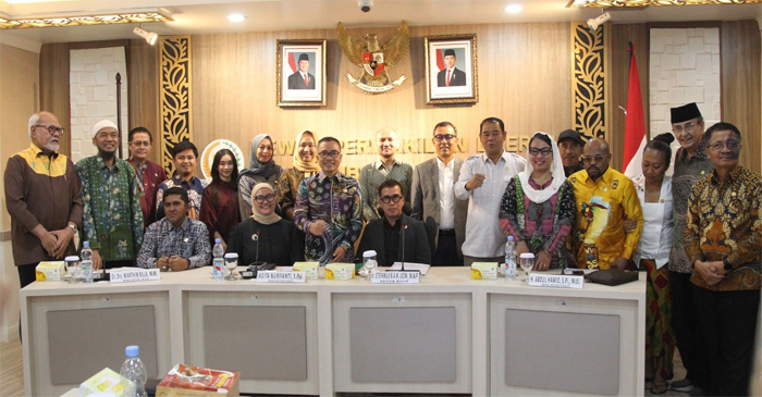 Suasana pose bersama usai Rapat Dengar Pendapat Umum (RDPU), di Gedung DPD RI, Kompleks Parlemen Senayan Jakarta, Rabu (27/8/2025).