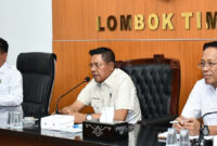 Bupati Lotim, H Haerul Warisin (tengah) didampingi Sekda, HM Juaini Taofik (kanan) dan Kadis Pertanian, Lalu Kasturi (kiri).