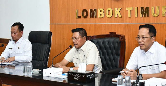Bupati Lotim, H Haerul Warisin (tengah) didampingi Sekda, HM Juaini Taofik (kanan) dan Kadis Pertanian, Lalu Kasturi (kiri).