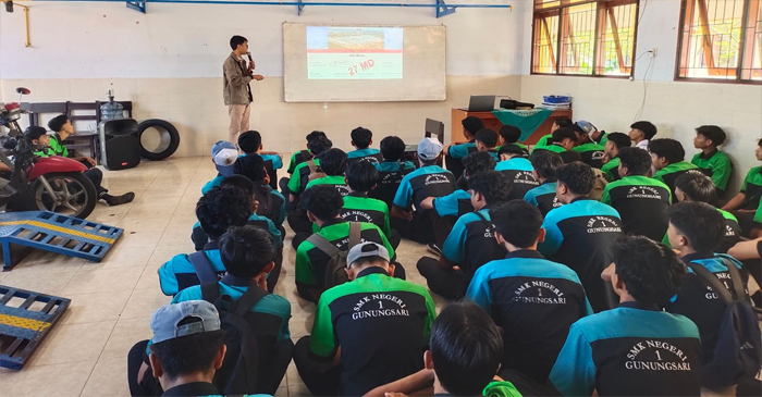 Instruktur Technical sebagai Guru Tamu di SMK Negeri 1 Mataram, yang merupakan SMK binaan Honda pada program Teknik dan Bisnis Sepeda Motor (TBSM) Honda.