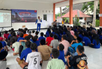 Para siswa-siswi SRMP 18 Lombok Barat mendengarkan dengan seksama materi Safety Riding dari Instruktur Safety Riding Astra Motor NTB, Satria Wiman Jaya.