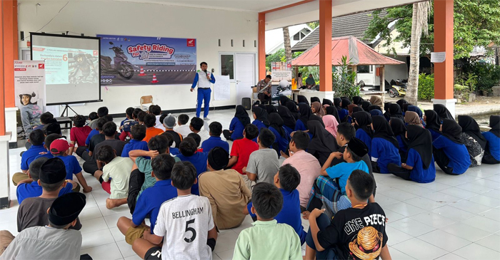 Para siswa-siswi SRMP 18 Lombok Barat mendengarkan dengan seksama materi Safety Riding dari Instruktur Safety Riding Astra Motor NTB, Satria Wiman Jaya.