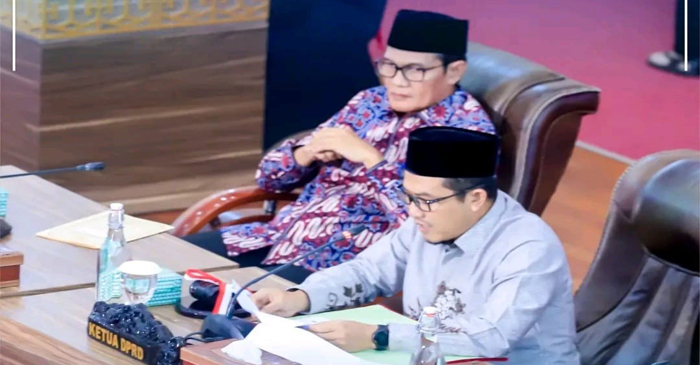 Wakil Ketua III DPRD Kabupaten Lombok Tengah, H. Uhibbusa Adi, ST saat memimpin rapat paripurna.