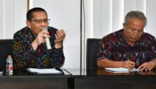 Wabup Lotim, HM Edwin Hadiwijaya (kiri) bersama Kadis Koperasi dan UKM, M Irwan (kanan).