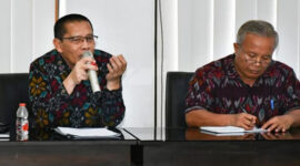 Wabup Lotim, HM Edwin Hadiwijaya (kiri) bersama Kadis Koperasi dan UKM, M Irwan (kanan).