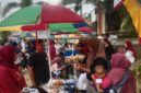 Suasana bazar jajanan tradisional di Pasar Sesela, Kecamatan Gunungsari, Kabupaten Lombok Barat.