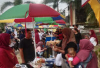 Suasana bazar jajanan tradisional di Pasar Sesela, Kecamatan Gunungsari, Kabupaten Lombok Barat.
