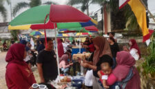 Suasana bazar jajanan tradisional di Pasar Sesela, Kecamatan Gunungsari, Kabupaten Lombok Barat.