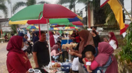 Suasana bazar jajanan tradisional di Pasar Sesela, Kecamatan Gunungsari, Kabupaten Lombok Barat.