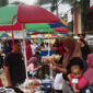 Suasana bazar jajanan tradisional di Pasar Sesela, Kecamatan Gunungsari, Kabupaten Lombok Barat.