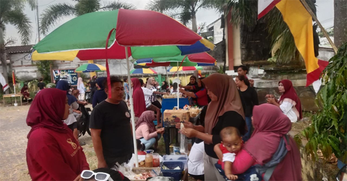 Suasana bazar jajanan tradisional di Pasar Sesela, Kecamatan Gunungsari, Kabupaten Lombok Barat.