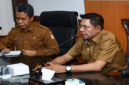 Bupati Lotim, H Hairul Warisin (kanan) saat memimpin Rakor persiapan pengoperasian pabrik Porang di Lombok Timur.