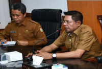 Bupati Lotim, H Hairul Warisin (kanan) saat memimpin Rakor persiapan pengoperasian pabrik Porang di Lombok Timur.
