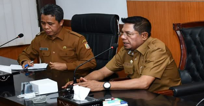 Bupati Lotim, H Hairul Warisin (kanan) saat memimpin Rakor persiapan pengoperasian pabrik Porang di Lombok Timur.