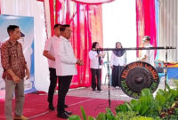 Bupati Lotim, H Hairul Warisin (baju putih) didampingi Direktur PT Energi Selaparang, Joyo Supeno (baju batik) pada launching AMDK Asel.
