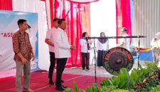 Bupati Lotim, H Hairul Warisin (baju putih) didampingi Direktur PT Energi Selaparang, Joyo Supeno (baju batik) pada launching AMDK Asel.