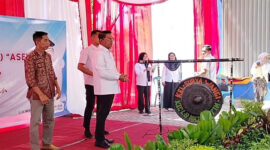 Bupati Lotim, H Hairul Warisin (baju putih) didampingi Direktur PT Energi Selaparang, Joyo Supeno (baju batik) pada launching AMDK Asel.