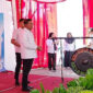 Bupati Lotim, H Hairul Warisin (baju putih) didampingi Direktur PT Energi Selaparang, Joyo Supeno (baju batik) pada launching AMDK Asel.