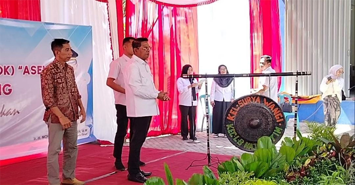 Bupati Lotim, H Hairul Warisin (baju putih) didampingi Direktur PT Energi Selaparang, Joyo Supeno (baju batik) pada launching AMDK Asel.