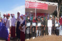 Camat Keruak, Azhar, S.Pd, saat menyerahkan bantuan perlengkapan sekolah kepada 15 anak usia sekolah (foto kiri), dan suasana pose bersama usai penyerahan penghargaan kepada lima orang penyandang disabilitas yang dinilai telah berkontribusi aktif dalam mengisi kemerdekaan melalui kegiatan positif dan pembangunan berbasis kelompok (foto kanan). 