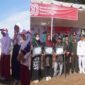 Camat Keruak, Azhar, S.Pd, saat menyerahkan bantuan perlengkapan sekolah kepada 15 anak usia sekolah (foto kiri), dan suasana pose bersama usai penyerahan penghargaan kepada lima orang penyandang disabilitas yang dinilai telah berkontribusi aktif dalam mengisi kemerdekaan melalui kegiatan positif dan pembangunan berbasis kelompok (foto kanan). 