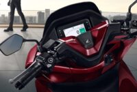 Dasbor motor terlihat kinclong.