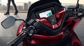 Dasbor motor terlihat kinclong.