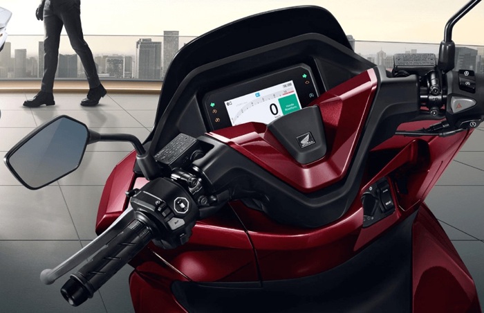 Dasbor motor terlihat kinclong.