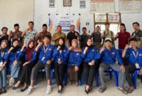 Mahasiswa KKN Unram 025 pose bersama dengan 