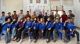 Mahasiswa KKN Unram 025 pose bersama dengan 