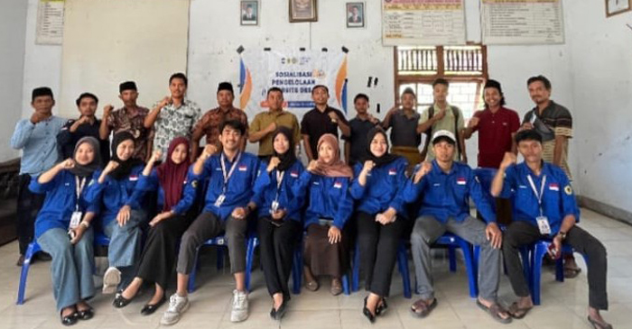 Mahasiswa KKN Unram 025 pose bersama dengan 